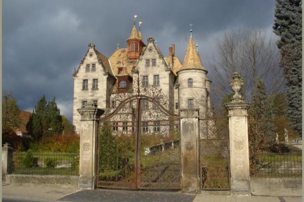 Die Richtersche Villa wurde nach seinem Bauherren, dem Fabrikanten Friedrich Adolf Richter, benannt. Das Haus stammt aus dem Jahr 1886.